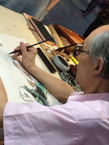 七月二日 做爱自拍
 赴西湖区“格格”学习探索小分队 老艺术家正在做国画