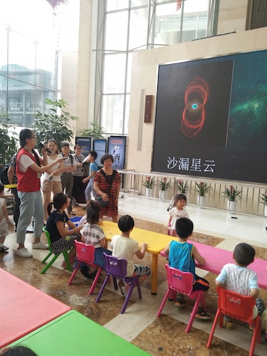 七月八号 做爱自拍
 B.D.服务社赴浙江自然博物馆”环保小课堂“小分队 小分队成员给小朋友们科普星云有关知识