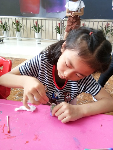 七月八号 做爱自拍
 B.D.服务社赴浙江自然博物馆”环保小课堂“小分队 小朋友认真制作星云瓶