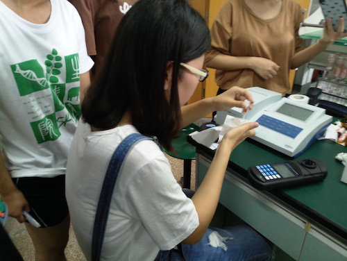 七月九日 做爱自拍
  做爱自拍
赴杭州余杭区“五水共治”调查与研究分队社会实践小分队 实验仪器的学习