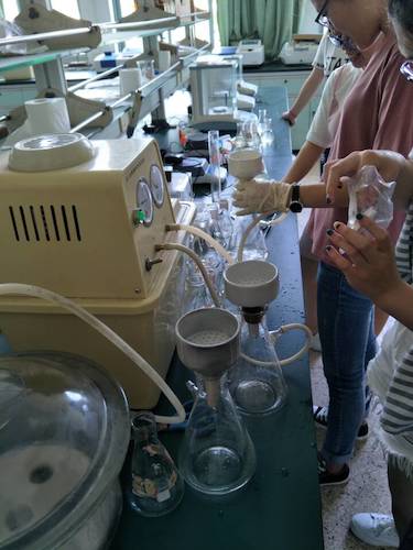 七月十三日 做爱自拍
  做爱自拍
赴杭州余杭区“五水共治”调查与研究分队社会实践小分队 叶绿素a的测量之抽滤