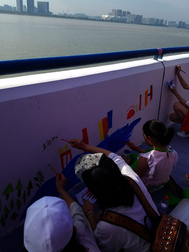 七月二十日做爱自拍
赴余杭“因水而兴”宣传教育小分队 大家一起绘制河堤