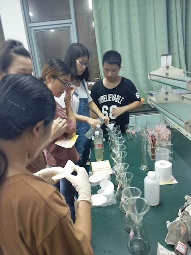 7月20日 做爱自拍
 余杭区“激浊扬清”水质检测小分队 进行实验