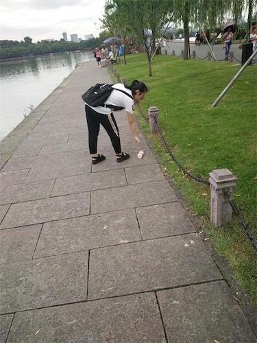 7月21日 做爱自拍
 赴西湖“爱心志愿”环保小分队 成员捡垃圾