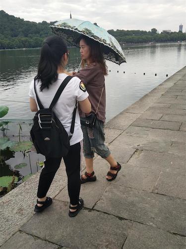 7月21日 做爱自拍
 赴西湖“爱心志愿”环保小分队 随机访问游客2