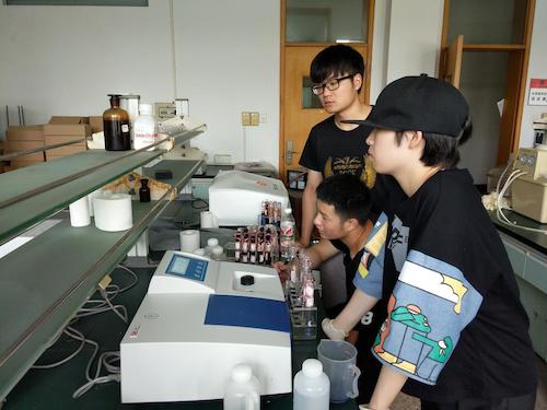 7月23日 做爱自拍
 余杭区“激浊扬清”水质检测小分队  进行实验4