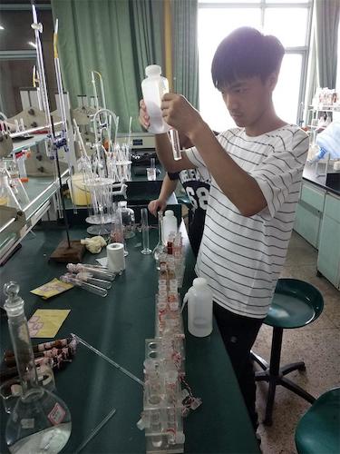 7月23日 做爱自拍
 余杭区“激浊扬清”水质检测小分队  进行实验2