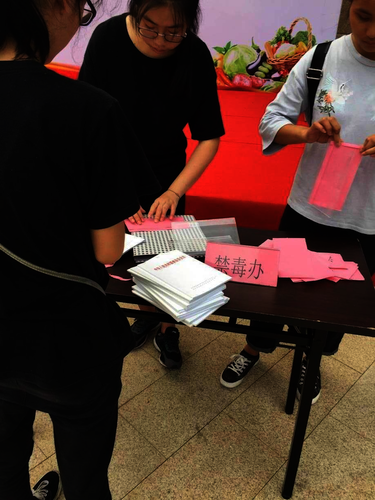 七月二十一日做爱自拍
赴余杭“因水而兴”宣传教育小分队 成员布置场地的副本