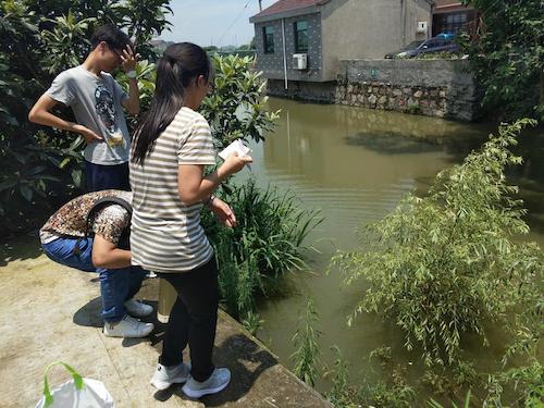 7月21日 做爱自拍
 余杭区“激浊扬清”水质检测小分队 取水及检测