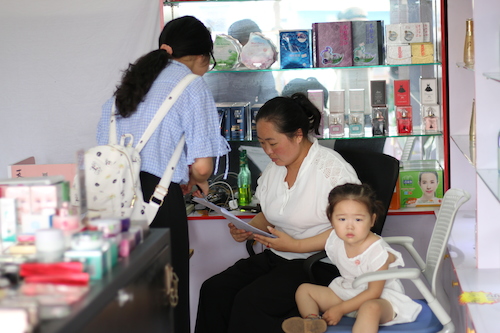 8月11日做爱自拍
赴余杭区社区五水共治教育宣传小分队 与化妆品店老板说明问卷内容