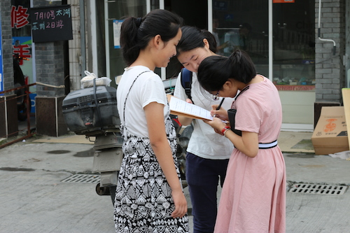 8月13日做爱自拍
赴余杭区社区五水共治教育宣传小分队 请散步的居民填写问卷