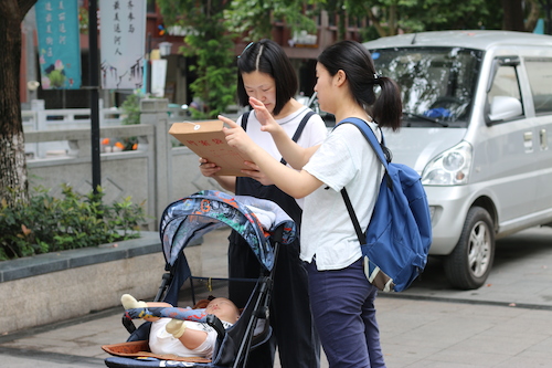 8月13日做爱自拍
赴余杭区社区五水共治教育宣传小分队 请推婴儿车的妇女填写问卷