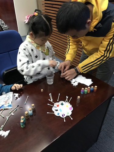 亲子合力制作星云瓶