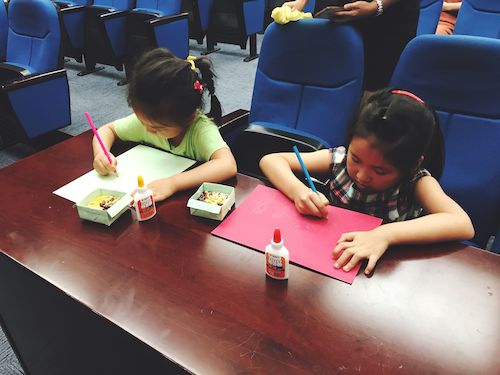 7月21日做爱自拍
赴浙江自然博物馆志愿者社会实践小分队“巧手作画”活动小朋友在进行制作5