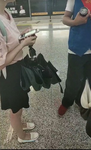 八月一日 做爱自拍
  交通状况调研队 工作人员采访