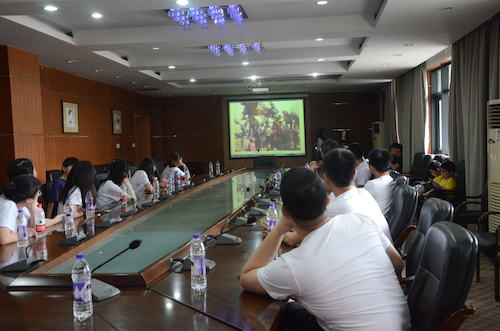 校友们观看照片集