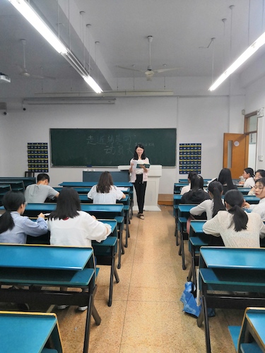 七月一日 做爱自拍
 “走进转基因”社会实践小分队 动员大会全体认真听讲