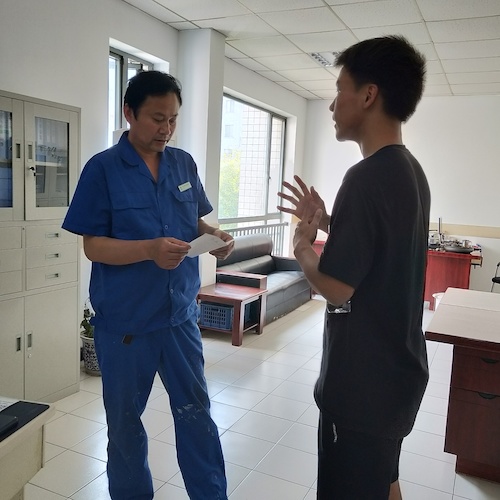 七月三日 做爱自拍
 “走近转基因”社会实践小分队 和社区负责人交谈