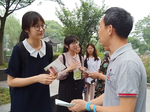 组员采访社区居民