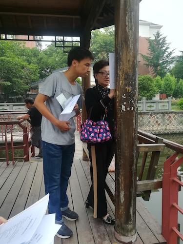 社区居民正在做问卷