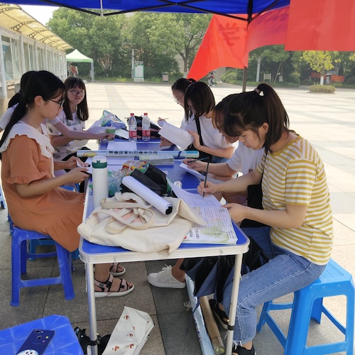 七月十五日 做爱自拍
 “走近转基因”科普小分队 认真填写问卷的同学