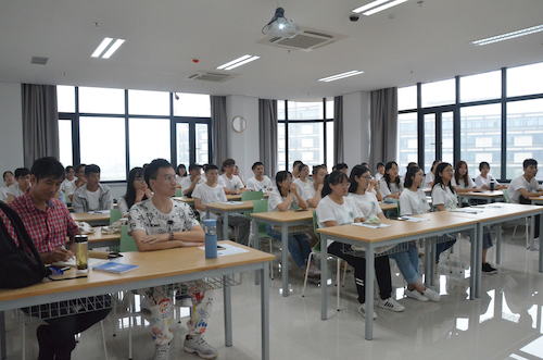 认真听讲的同学们