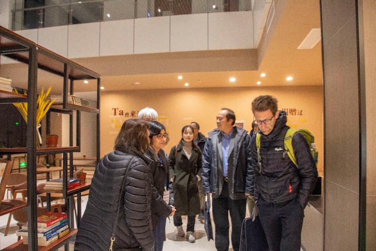 与会专家们参观杭师大做爱自拍
