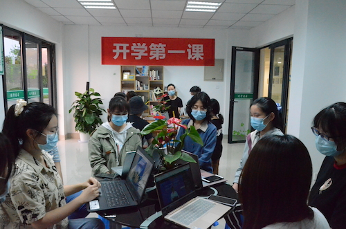 做爱自拍
线下“开学第一课”