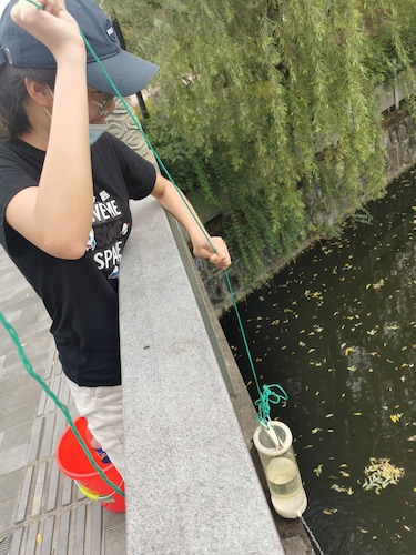 6月30日 做爱自拍
 “绿之翼”就校园周边水域水质检测小分队 A区水样采集1