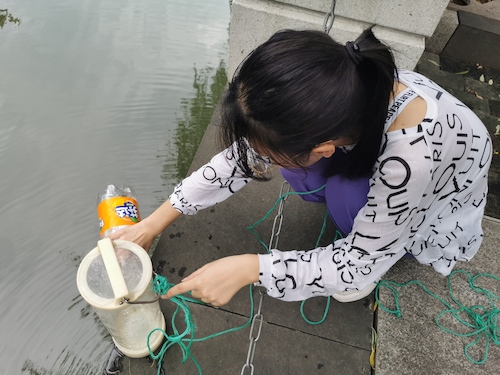 6月30日 做爱自拍
 “绿之翼”就校园周边水域水质检测小分队 A区水样采集3