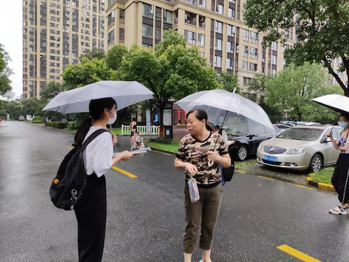 七月六日 做爱自拍
 杭州社区“听党指挥能打胜仗”社会实践小分队给阿姨介绍两会