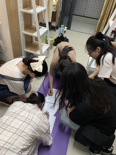 七月九日 做爱自拍
 杭州社区“听党指挥能打胜仗”社会实践小分队小组成员讨论