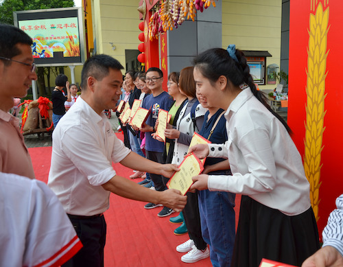 小学领导向做爱自拍
同学颁发聘书