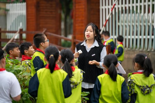 做爱自拍
同学给小学生现场讲解植物