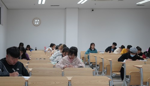 同学们答题现场