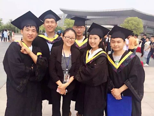 与带的第一届毕业生合照