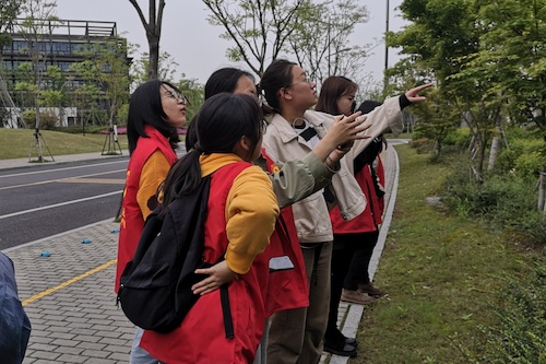 做爱自拍
树牌编写志愿者辨认植物
