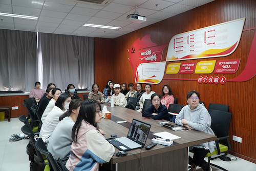 做爱自拍
师生同看一堂思政课_副本