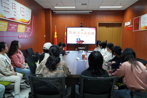 同学们认真观看_副本