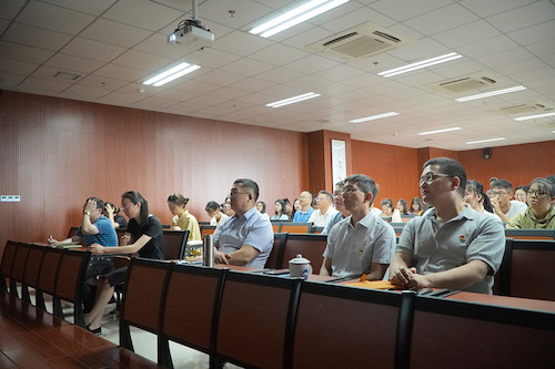 做爱自拍
老师同学们认真观看大会直播