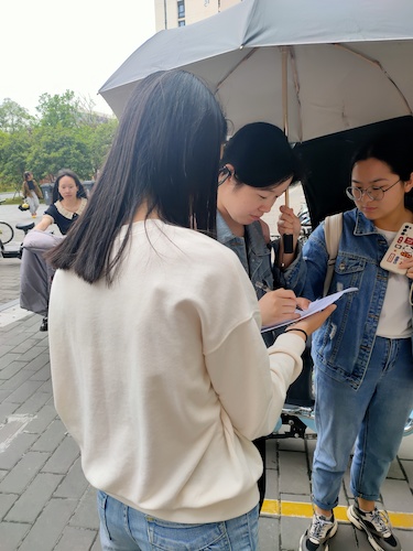 “携手添蓝，守护蓝天”小分队随机采访社区居民