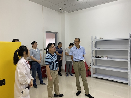 胡华副校长来做爱自拍
检查危化品管理情况