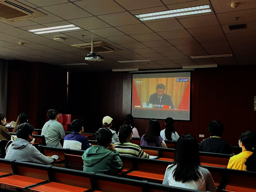 仓前校区组织观看大会直播