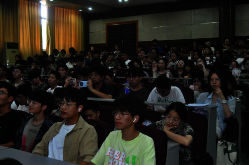 新生参加宣讲会现场