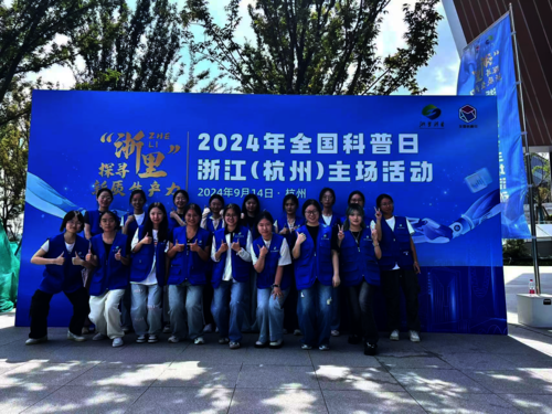 志愿者活动现场合影