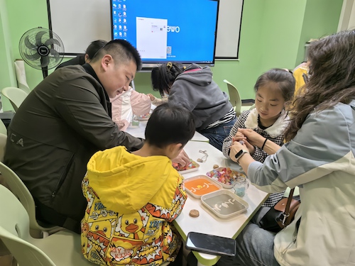 2025.4.12 B.D.赴浙江自然博物馆开展制作海洋瓶志愿活动 (2)