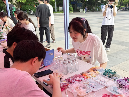 2025年4月20日 做爱自拍
团学联举办生物科技节现场